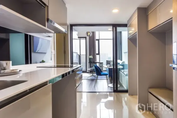 公寓 出租或出售在Chatuchak, Bangkok - 现代走廊式厨房通向客厅与落地窗阳台，采光充足