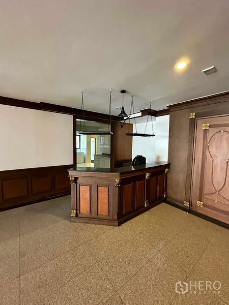 คอนโด ให้เช่าในBangkok - เคาน์เตอร์บาร์บิวท์อินพร้อมไฟแขวนในมุมกรุไม้