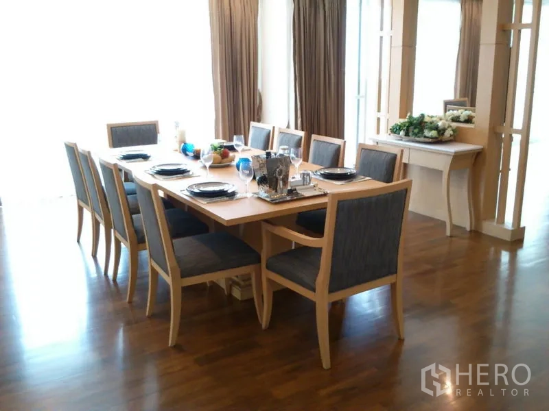 คอนโด ให้เช่าในKhlong Toei, Bangkok - มุมห้องทานอาหาร โต๊ะยาว เก้าอี้เบาะ และคอนโซลตกแต่ง