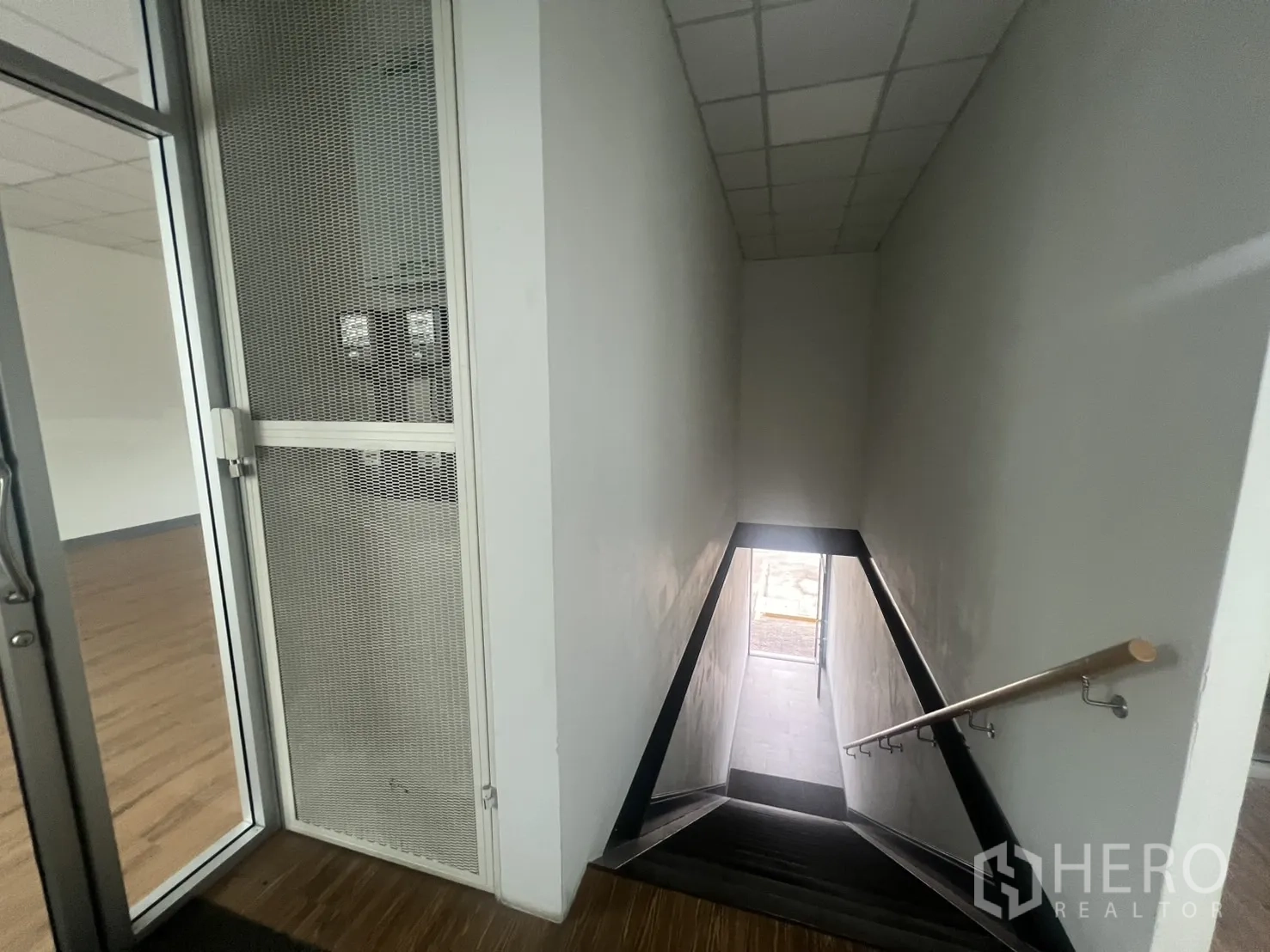 พื้นที่ขายปลีก ให้เช่า - บันไดพร้อมราวจับเชื่อมขึ้นสู่ชั้นพื้นที่ค้าปลีกและประตูกระจก