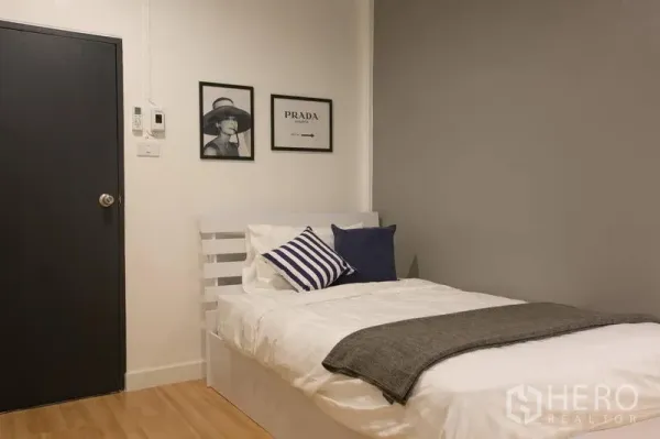 ทาวน์เฮาส์ ให้เช่าในSathon, Bangkok - ห้องนอนเดี่ยวสไตล์มินิมอล เตียงสีขาว ผนังเทา