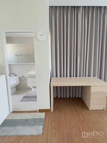 บ้าน ให้เช่าหรือขายในBang Khen, Bangkok - มุมทำงานโต๊ะไม้สีอ่อน ถัดไปเป็นห้องน้ำในตัวพร้อมฉากกั้นกระจก