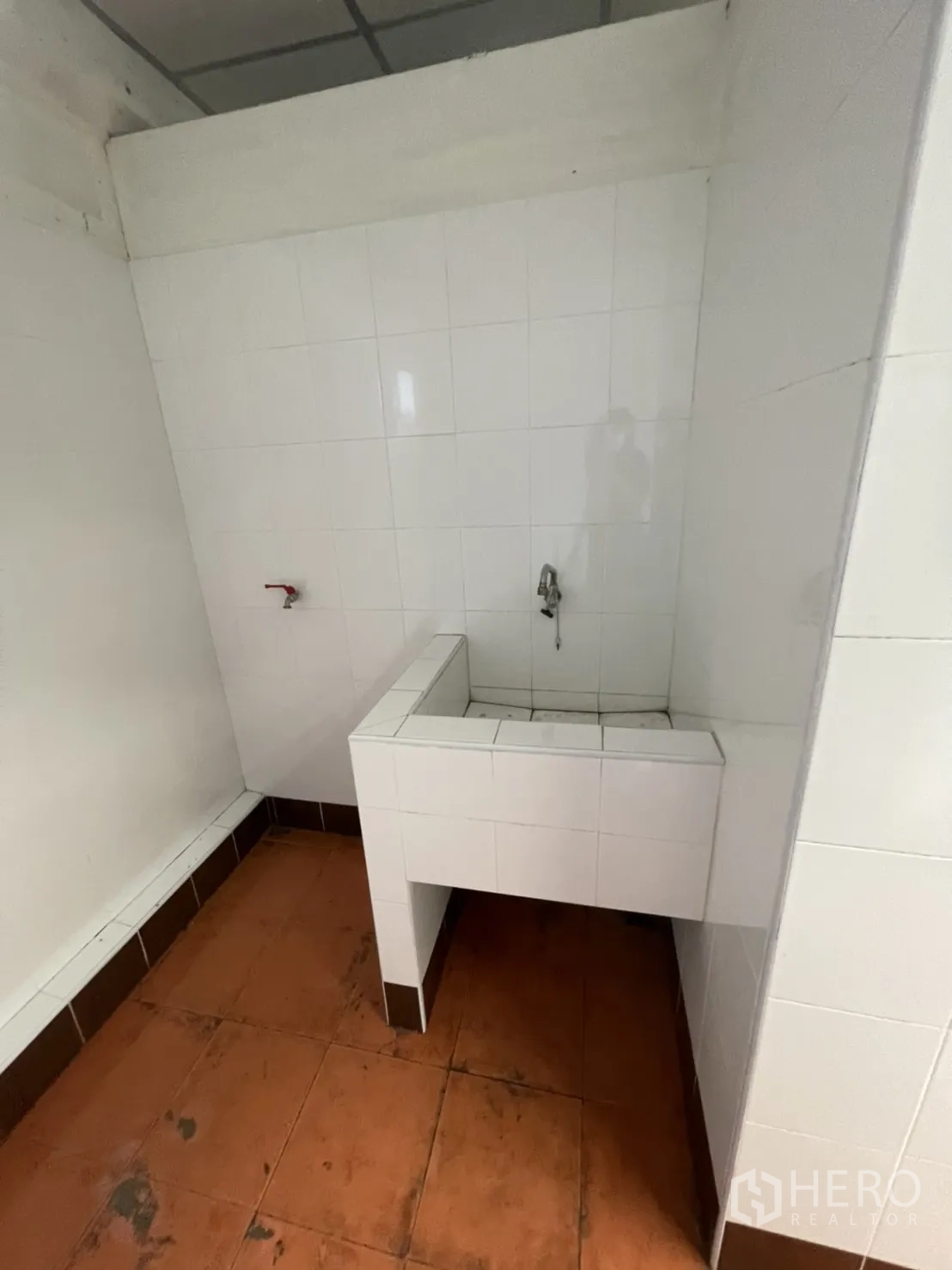 货栈 出租在Lam Luk Ka, Pathum Thani - 仓库内卫生间的白色瓷砖洗手区。