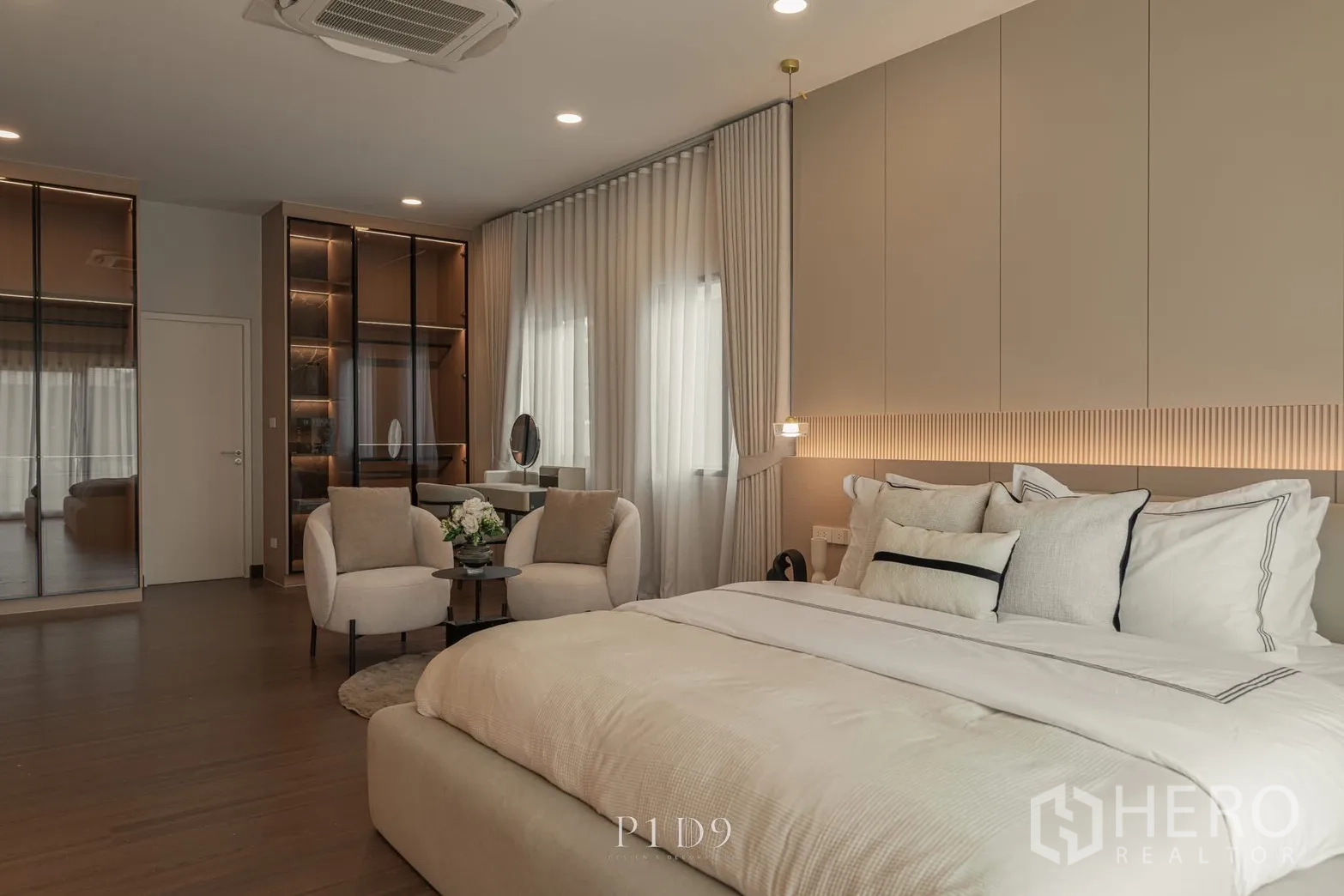 Detached House for rent in Bang Phli, Samut Prakan - Master suite with upholstered bed, armchairs and illuminated wardrobes.