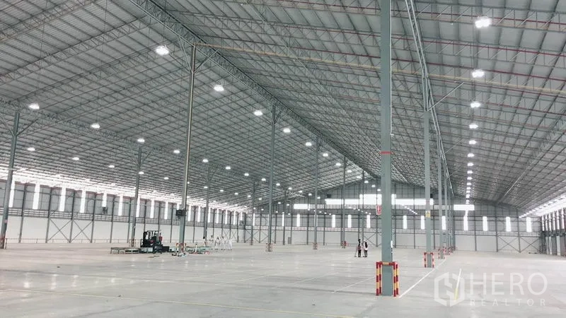 货栈 出租在Si Racha, Chon Buri - 仓库内部宽敞，高钢结构屋顶，照明明亮，抛光混凝土地面。