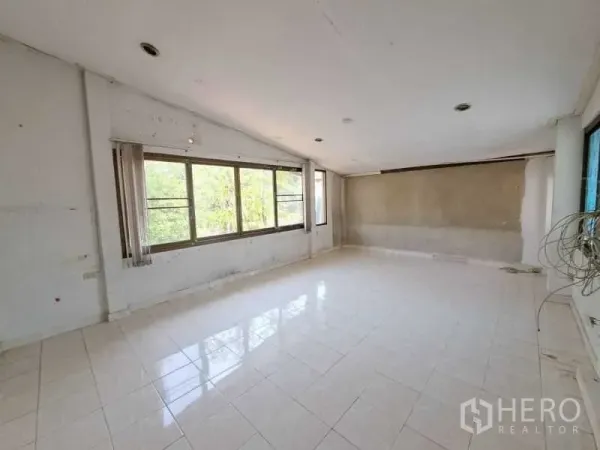 พื้นที่ขายปลีก ให้เช่าในSathon, Bangkok - ห้องชั้นบนขนาดกว้าง หน้าต่างบานใหญ่ พื้นกระเบื้องมันวาว