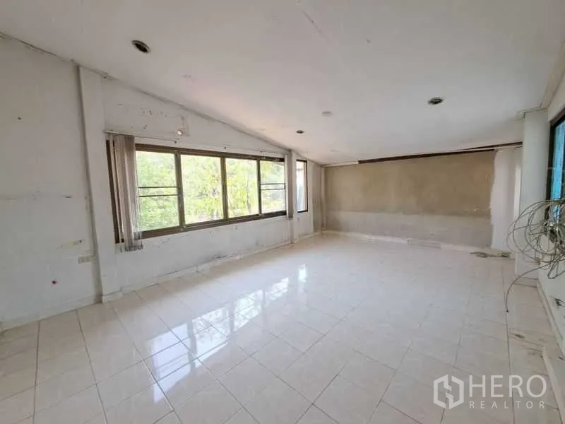 พื้นที่ขายปลีก ให้เช่าในSathon, Bangkok - ห้องชั้นบนขนาดกว้าง หน้าต่างบานใหญ่ พื้นกระเบื้องมันวาว