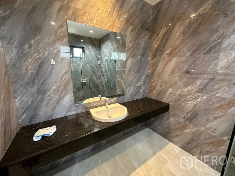 โรงงาน ให้เช่าหรือขายในLam Luk Ka, Pathum Thani - ห้องน้ำสไตล์โมเดิร์น เคาน์เตอร์หินแกรนิตและกระจกบานใหญ่