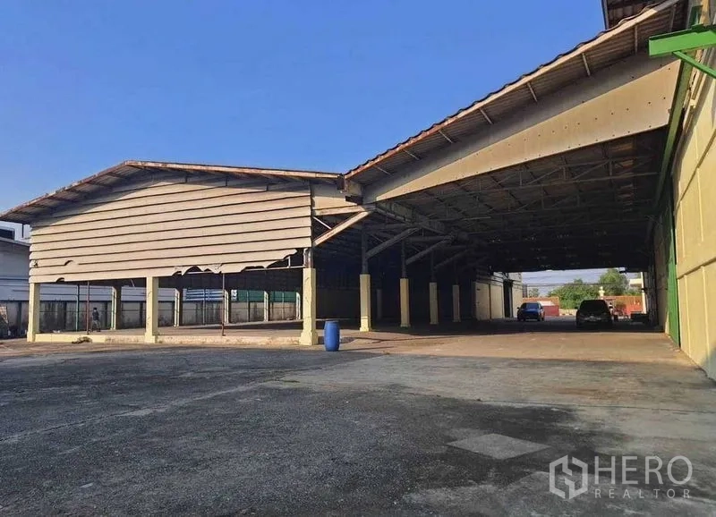 货栈 出租或出售在Mueang Pathum Thani, Pathum Thani - 带顶装卸区和可穿行车道，连接多栋仓库建筑。