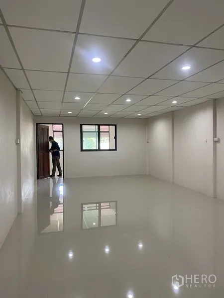 ทาวน์เฮาส์ ให้เช่าในSuan Luang, Bangkok - ห้องสว่างโปร่ง มีหน้าต่าง ไฟเพดาน และประตูด้านข้าง ในอินทีเรียร์ที่ปรับปรุงใหม่