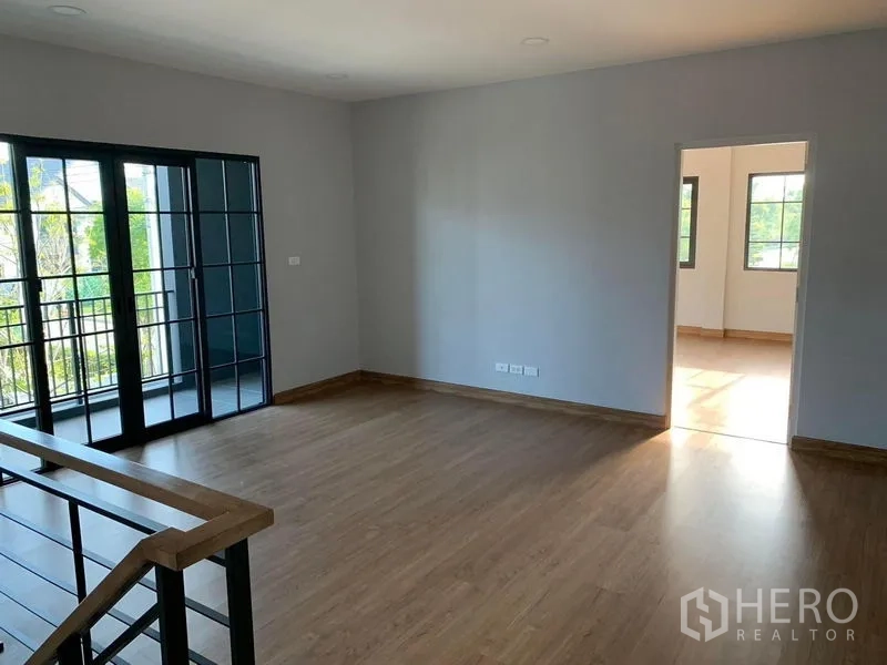 บ้าน ให้เช่าหรือขายในBang Phli, Samut Prakan - โถงพักผ่อนชั้นบน พื้นไม้ พร้อมประตูกระจกบานเลื่อนออกสู่ระเบียง