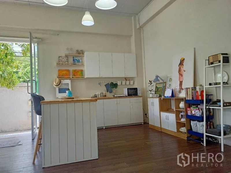 สำนักงานที่บ้าน ให้เช่าในPhra Khanong, Bangkok - แพนทรีสว่างตา ตู้และเคาน์เตอร์ไม้ ประตูเปิดสู่ลาน พร้อมโคมไฟห้อย
