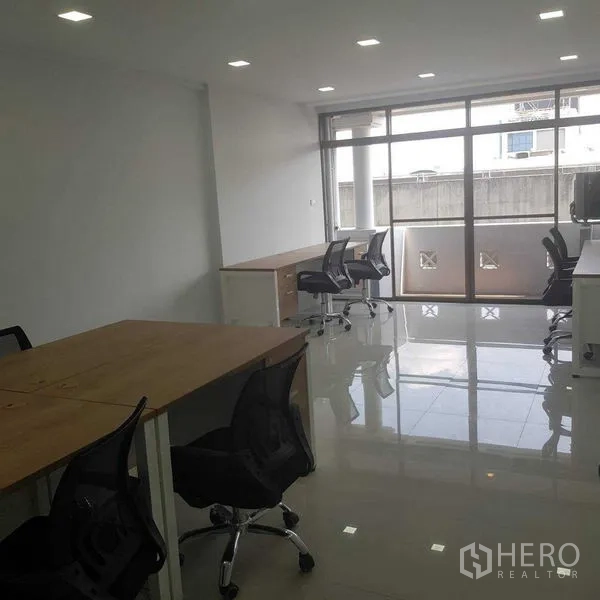 สำนักงานที่บ้าน ให้เช่าหรือขายในSuan Luang, Bangkok - โซนทำงานโอเพ่นสเปซพร้อมโต๊ะ เก้าอี้ตาข่าย และหน้าต่างบานใหญ่ติดระเบียง