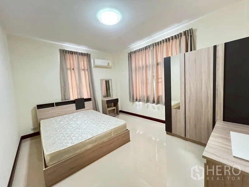 บ้าน ขายในPhra Khanong, Bangkok - ห้องนอนที่สองพร้อมเตียง ตู้เสื้อผ้า และโต๊ะเครื่องแป้งติดหน้าต่าง