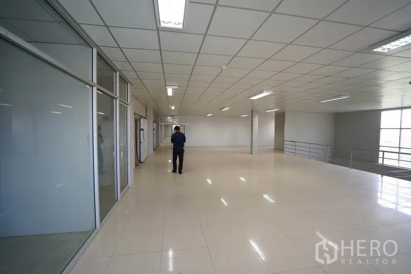 โรงงาน ขายในKhlong Luang, Pathum Thani - พื้นที่ทำงานโล่งชั้นลอย พร้อมห้องกระจกและแสงสว่างทั่วถึง