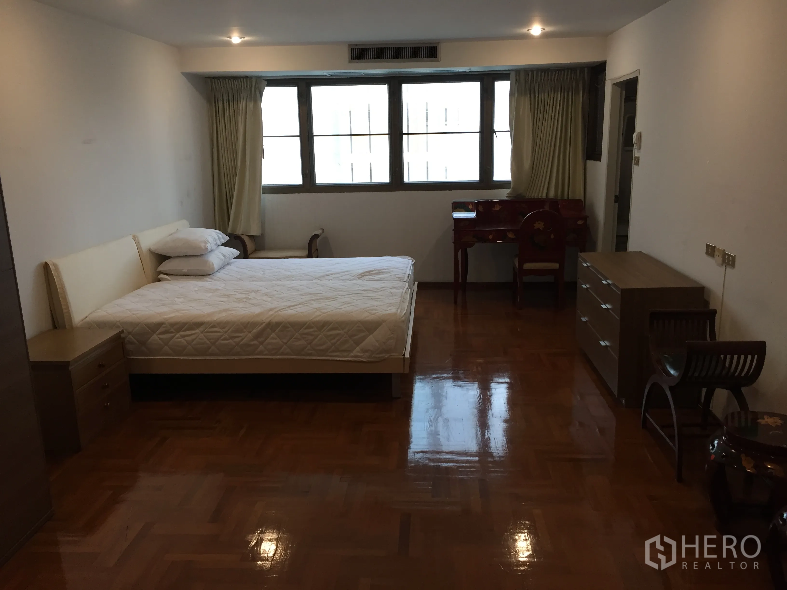 คอนโด ให้เช่าในWatthana, Bangkok - ห้องนอนหลักสว่าง มีเตียงคู่ หน้าต่างบานใหญ่ โต๊ะทำงานและตู้ลิ้นชัก