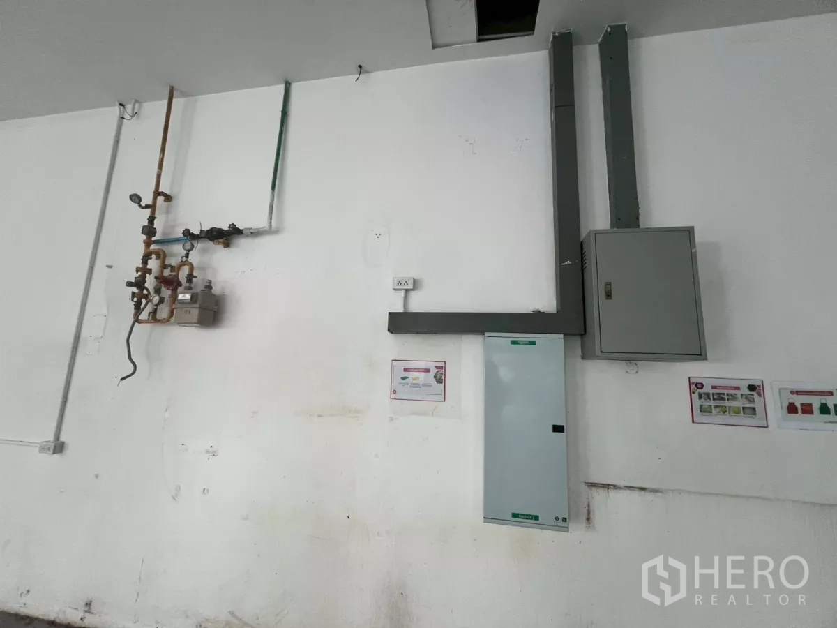 พื้นที่ขายปลีก ให้เช่า - ผนังงานระบบ แผงไฟและท่อสาธารณูปโภค ภายในพื้นที่ร้านค้า