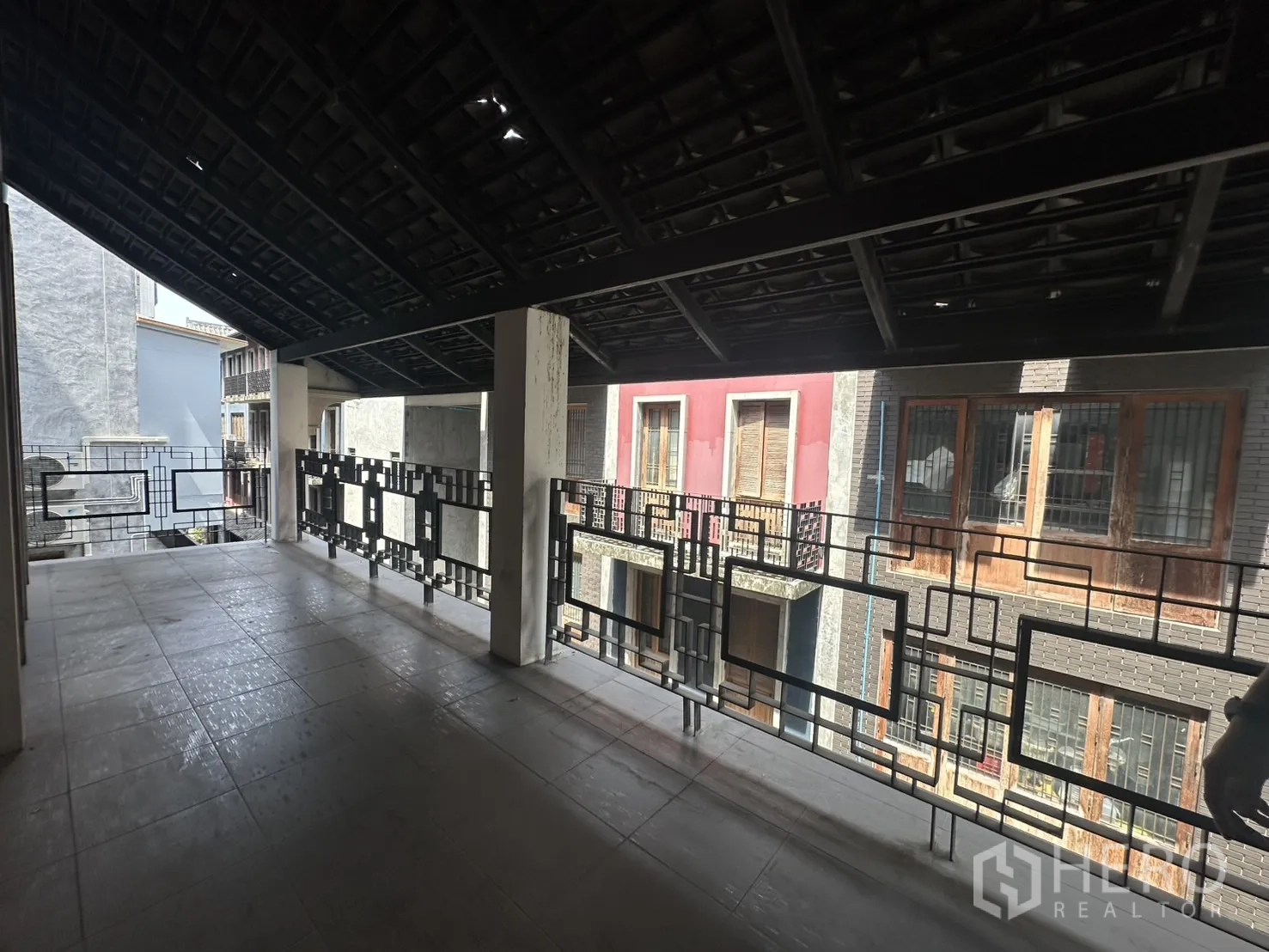 สำนักงานที่บ้าน ให้เช่าในPathum Wan, Bangkok - มุมมองอีกด้านของชานระเบียง แสดงราวลายเส้นและโครงหลังคา