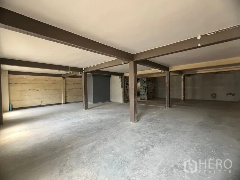 พื้นที่ขายปลีก ให้เช่าในWatthana, Bangkok - ยูนิตค้าปลีกสภาพเปล่า เสาเหล็ก โครงสร้างยืดหยุ่น เหมาะปรับแต่งในย่านสุขุมวิท