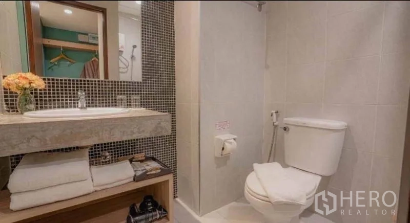 零售空间 出售在Phra Nakhon, Bangkok - 现代浴室，马赛克台盆、开放置物架与坐便器。