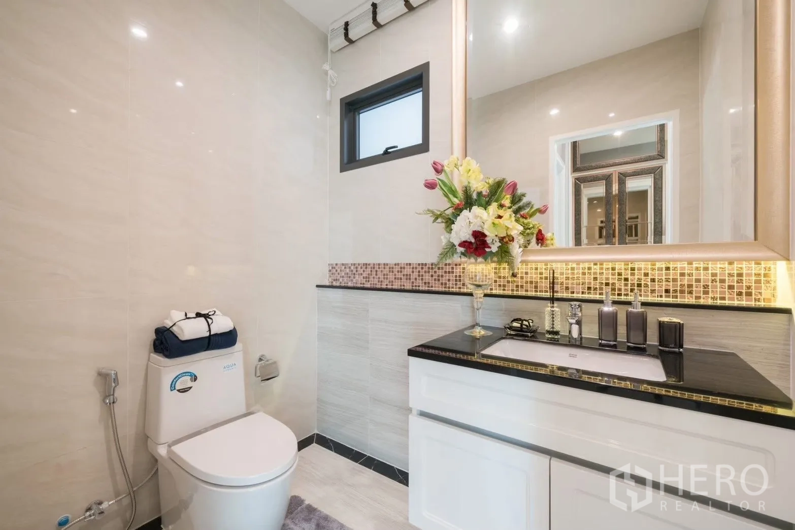 บ้าน ให้เช่าในPrawet, Bangkok - ห้องน้ำแขก กระจกกรอบใหญ่ กรุโมเสก และท็อปหิน