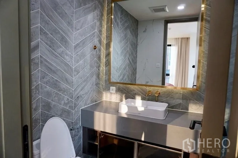 คอนโด ให้เช่าในKhlong Toei, Bangkok - เคาน์เตอร์อ่างล้างหน้า กระจกกรอบทอง และผนังลายก้างปลา