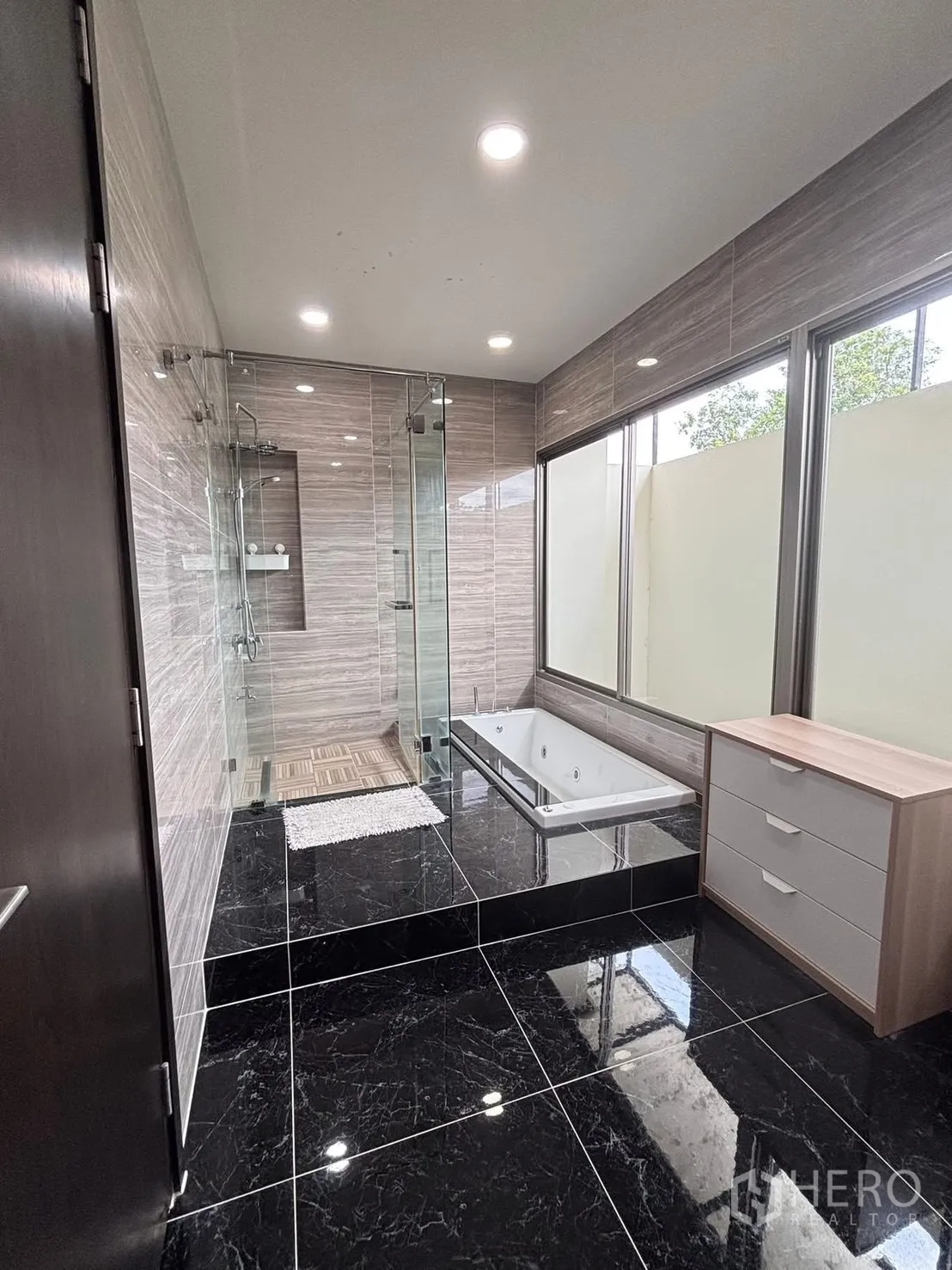 Detached House for rent in Bang Phli, Samut Prakan - Another view of the bathroom showing the built-in bathtub and large windows.