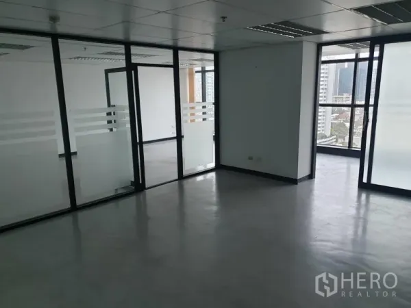 Office Space for rent in Watthana, Bangkok - Bright office interior with frosted glass partitions and city-view windows.