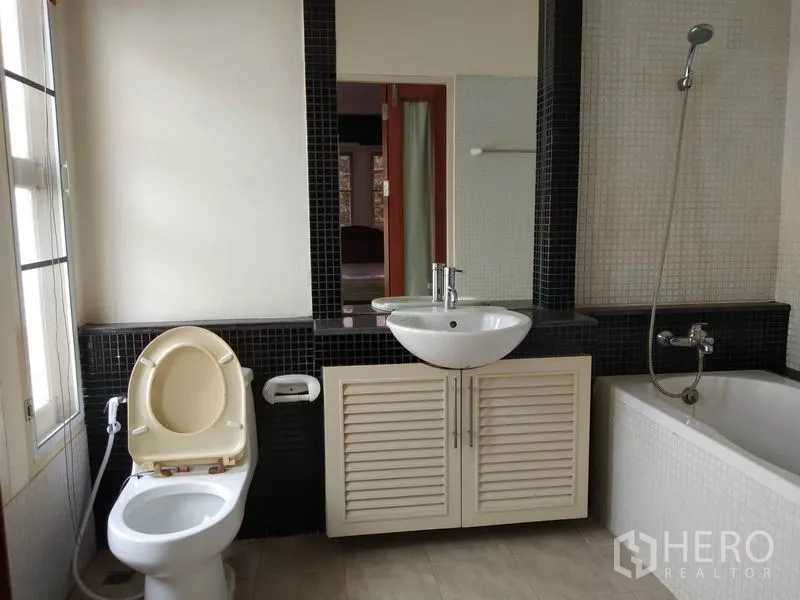 บ้าน ให้เช่าในWatthana, Bangkok - ห้องน้ำพร้อมอ่างอาบน้ำ ฝักบัว อ่างล้างหน้า และโถสุขภัณฑ์