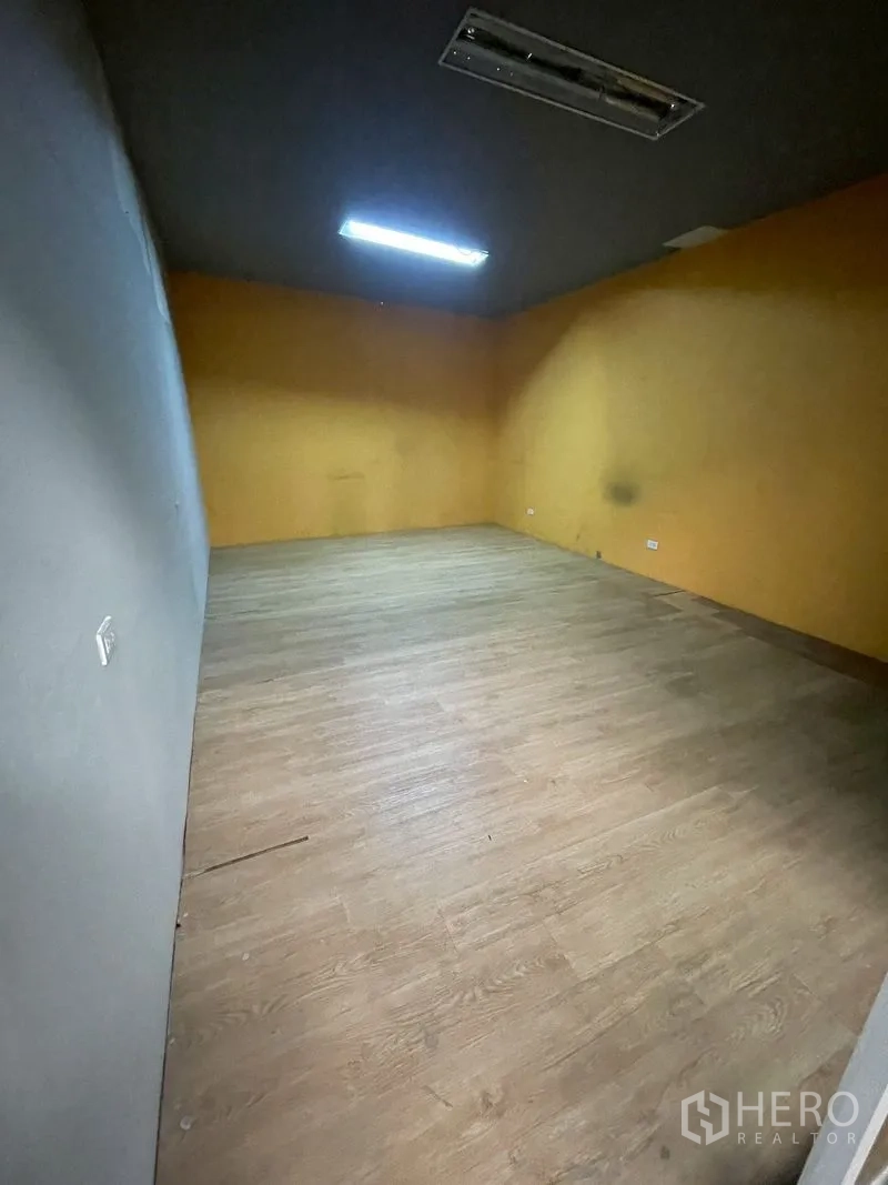 Warehouse for rent in Lat Phrao, Bangkok - Enclosed room inside the warehouse with wood‑look flooring and ceiling light.