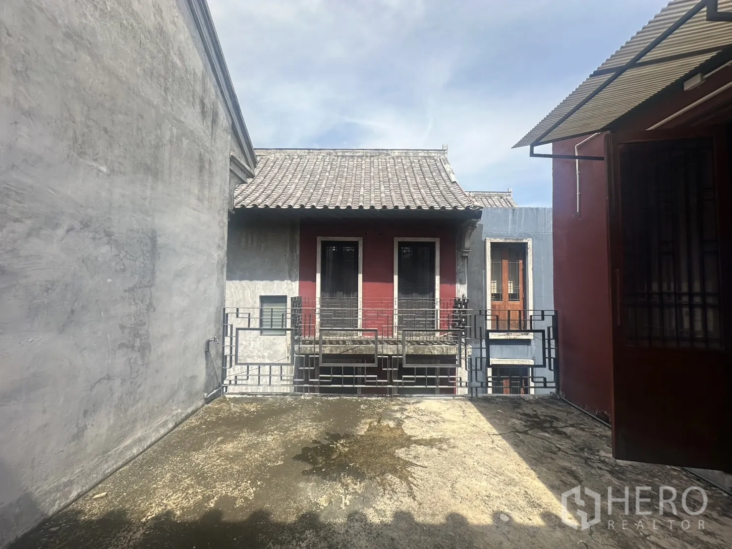 สำนักงานที่บ้าน ให้เช่าในPathum Wan, Bangkok - เทอเรซดาดฟ้าส่วนตัว มองเห็นอาคารสไตล์ช็อปเฮาส์ในปทุมวัน