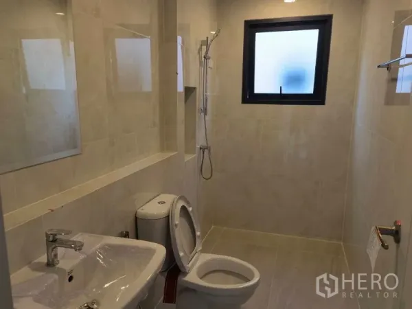 Detached House for rent in Bang Phli, Samut Prakan - Modern bathroom with walk-in shower, frosted window and light tile walls.