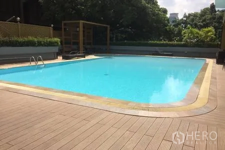Condominium for rent in Ratchathewi, Bangkok - Outdoor swimming pool with sundeck, seating and landscaped greenery.