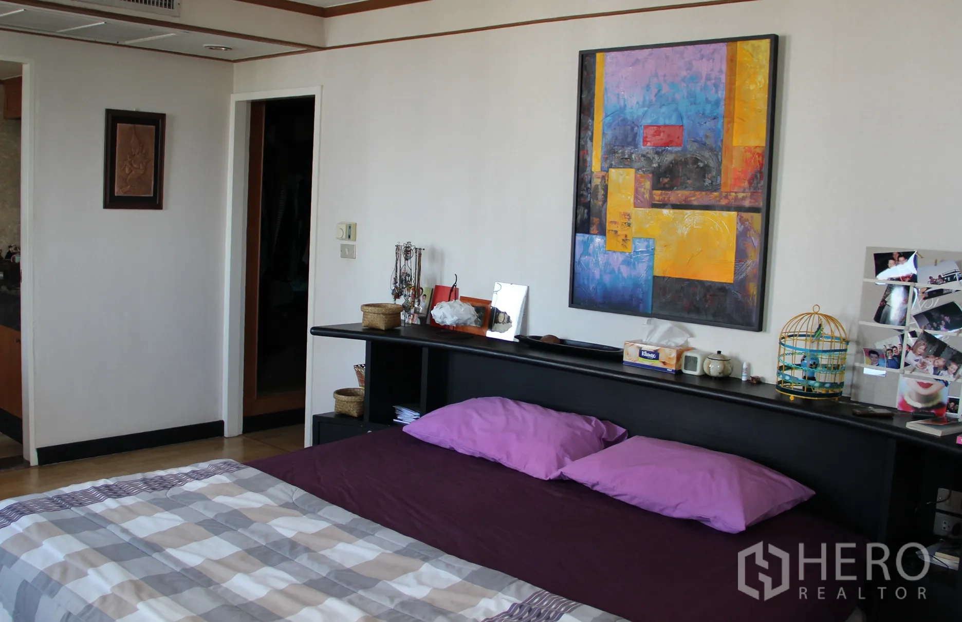 คอนโด ให้เช่าในKhlong Toei, Bangkok - ห้องนอนใหญ่ เตียงขนาดใหญ่ หัวเตียงบิลท์อิน และภาพศิลป์สีสันสด