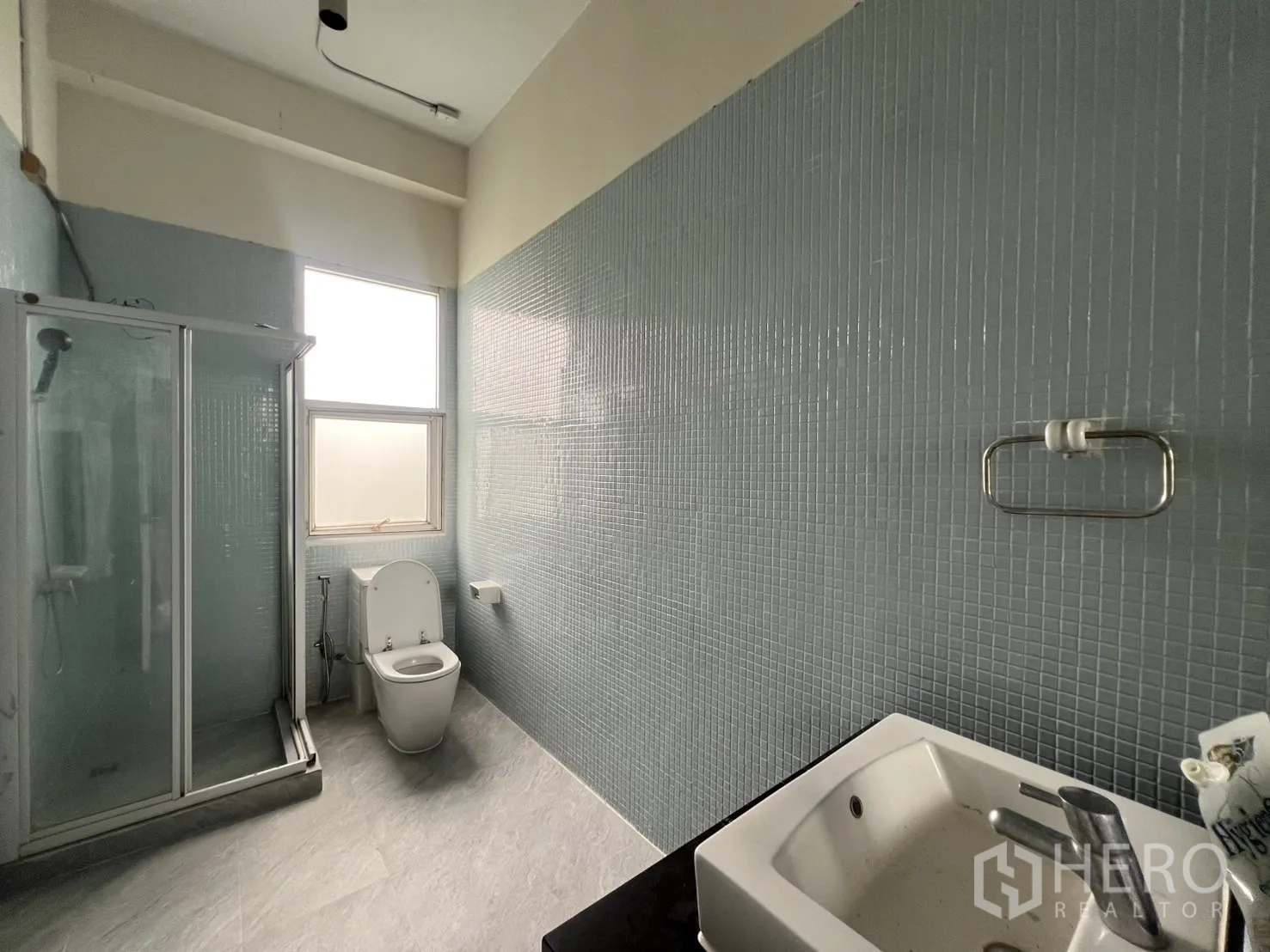 สำนักงานที่บ้าน ให้เช่าในPhra Khanong, Bangkok - ดาดฟ้าวิวเมืองยามพระอาทิตย์ตก พร้อมภาพวาดบนผนัง