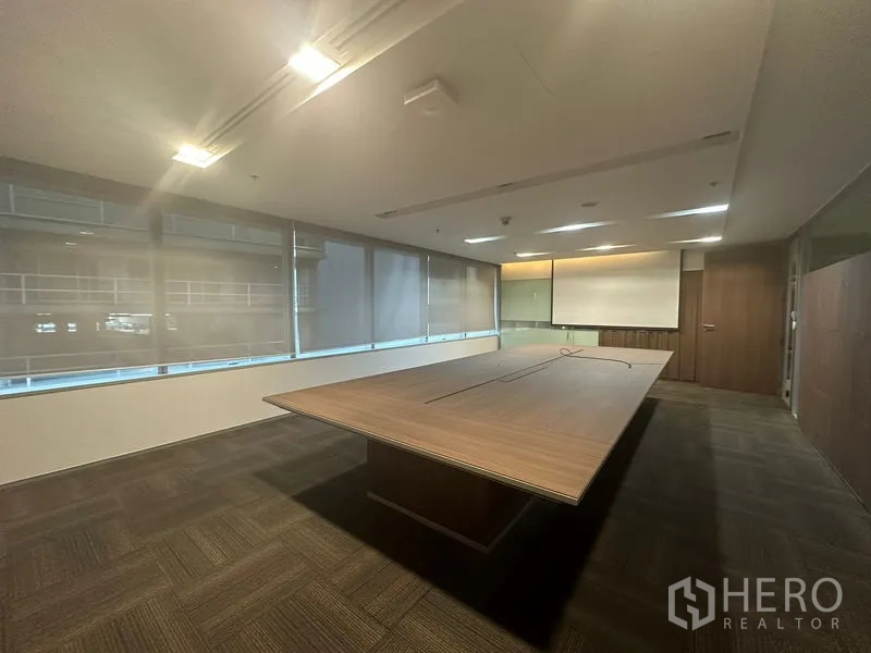 สำนักงาน ให้เช่าในKhlong Toei, Bangkok - ห้องประชุมสมัยใหม่ โต๊ะคอนเฟอเรนซ์ไม้ พรม และมู่ลี่หน้าต่าง