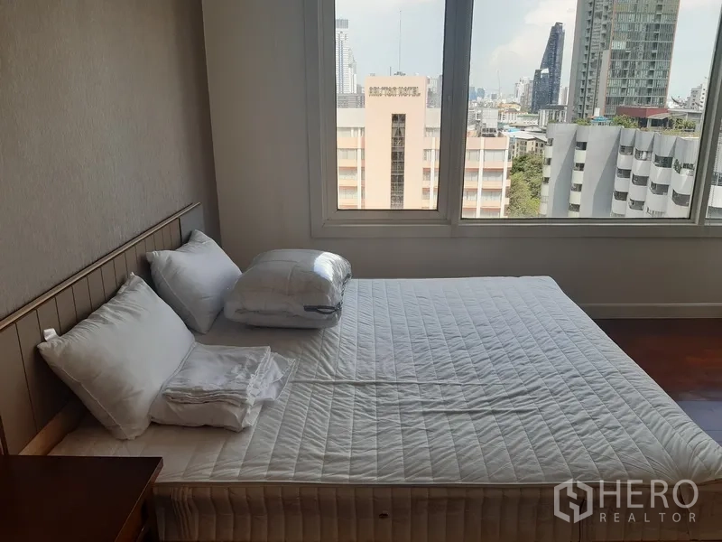 คอนโด ให้เช่าในKhlong Toei, Bangkok - ห้องนอนมาสเตอร์มีหน้าต่างบานใหญ่และวิวสกายไลน์ของเมือง