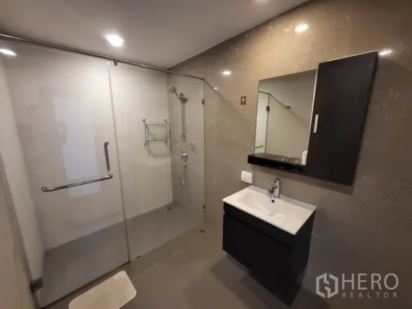 คอนโด ให้เช่าหรือขายในPhaya Thai, Bangkok - ห้องน้ำที่สองกว้างขวาง มีตู้กระจกอาบน้ำและอ่างล้างหน้าติดผนัง