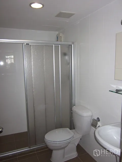 คอนโด ให้เช่าหรือขายในWatthana, Bangkok - ห้องน้ำสะอาด มีฝักบัวกระจกกั้น โถสุขภัณฑ์ และอ่างล้างหน้า