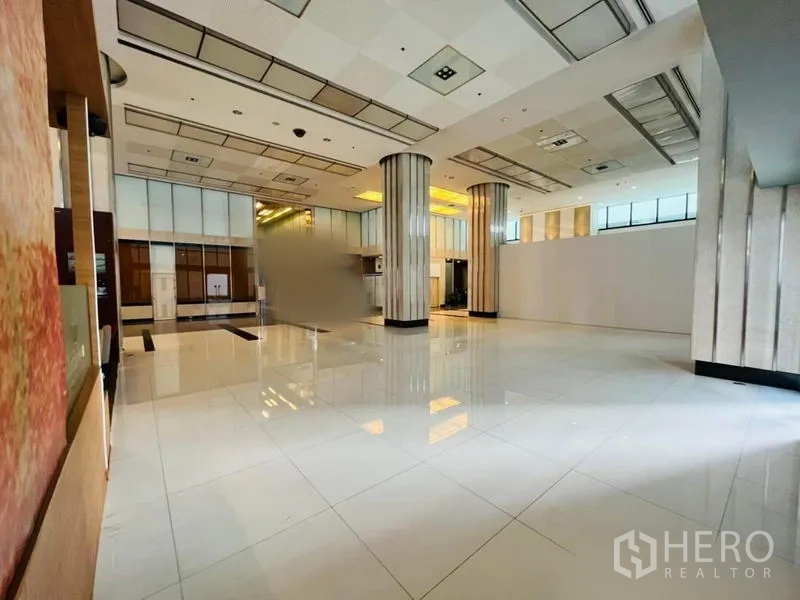 พื้นที่ขายปลีก ให้เช่าในKhlong Toei, Bangkok - พื้นที่ค้าปลีกโล่งขนาดประมาณ 127 ตร.ม. เพดานสูง หน้าต่างบานใหญ่และเสาหินอ่อน พร้อมให้ตกแต่ง