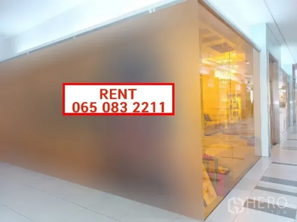 พื้นที่ขายปลีก ให้เช่าในKhlong Toei, Bangkok - ห้องมุมพื้นที่ค้าปลีก ผนังกระจกเต็มบาน แสงสว่างภายใน พร้อมป้ายให้เช่า