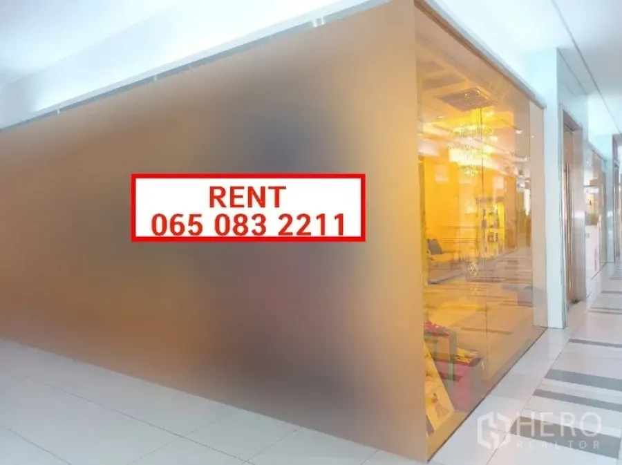 พื้นที่ขายปลีก ให้เช่าในKhlong Toei, Bangkok - ห้องมุมพื้นที่ค้าปลีก ผนังกระจกเต็มบาน แสงสว่างภายใน พร้อมป้ายให้เช่า