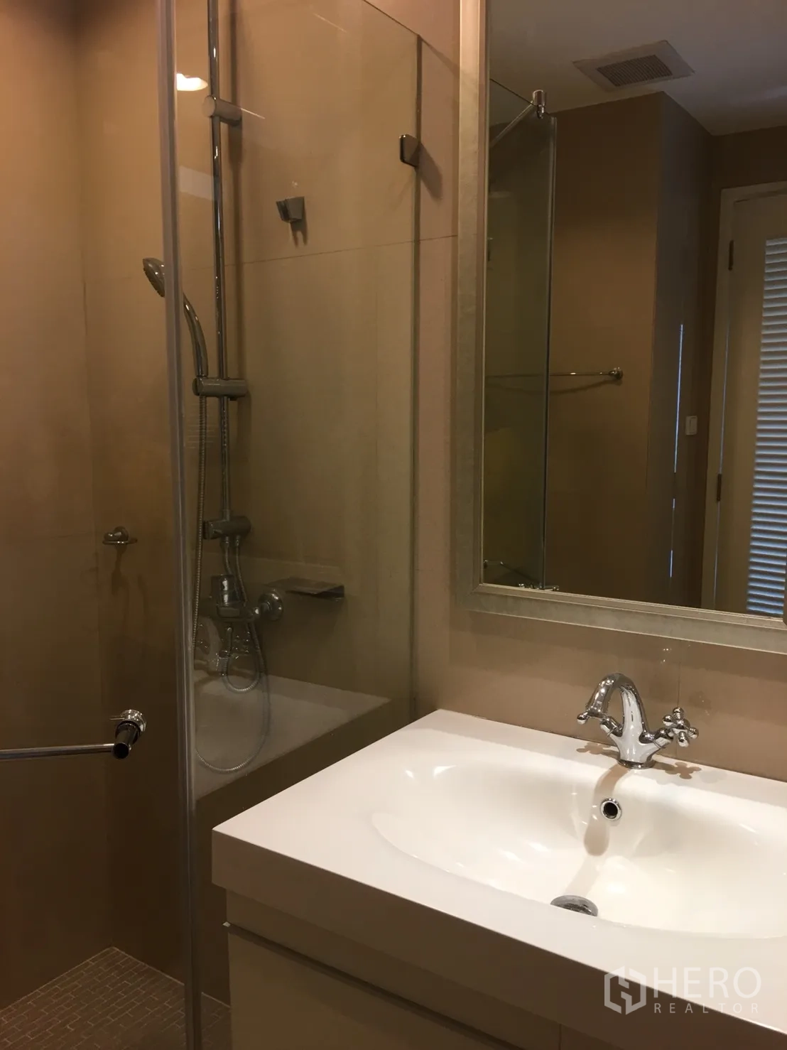คอนโด ให้เช่าในWatthana, Bangkok - ห้องน้ำสมัยใหม่พร้อมตู้กระจกอาบน้ำและอ่างล้างหน้า