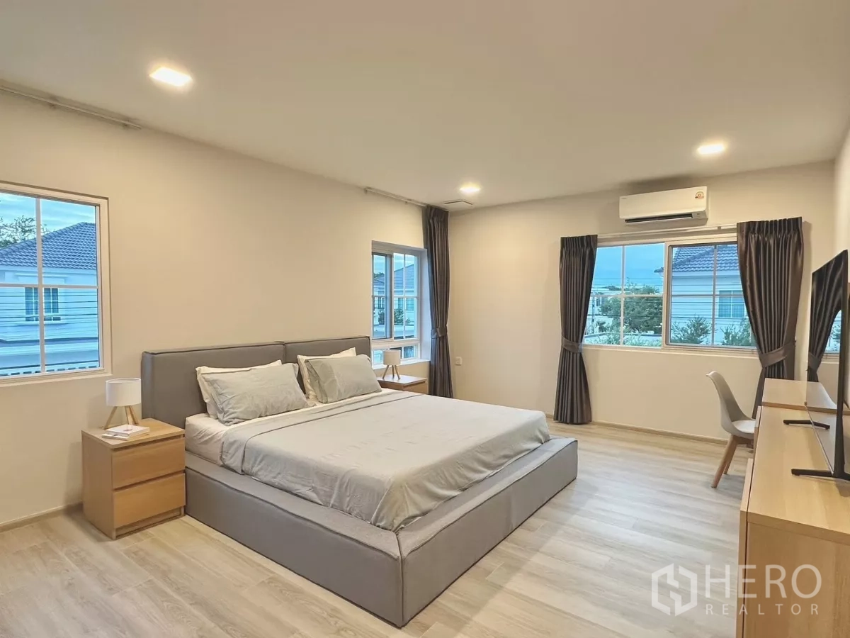 独立式住宅 出租在Bang Phli, Samut Prakan - L形厨房，设冰箱、洗衣机、充足橱柜与瓷砖背墙。