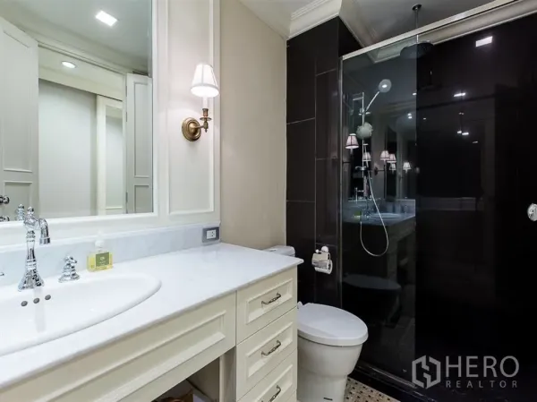 คอนโด ให้เช่าหรือขายในWatthana, Bangkok - ห้องน้ำโมเดิร์นพร้อมเคาน์เตอร์สีขาวและตู้ฝักบัวกระจกแบบเรนชาวเวอร์