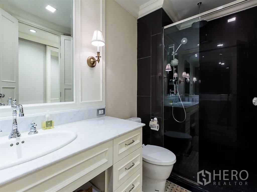 คอนโด ให้เช่าหรือขายในWatthana, Bangkok - ห้องน้ำโมเดิร์นพร้อมเคาน์เตอร์สีขาวและตู้ฝักบัวกระจกแบบเรนชาวเวอร์