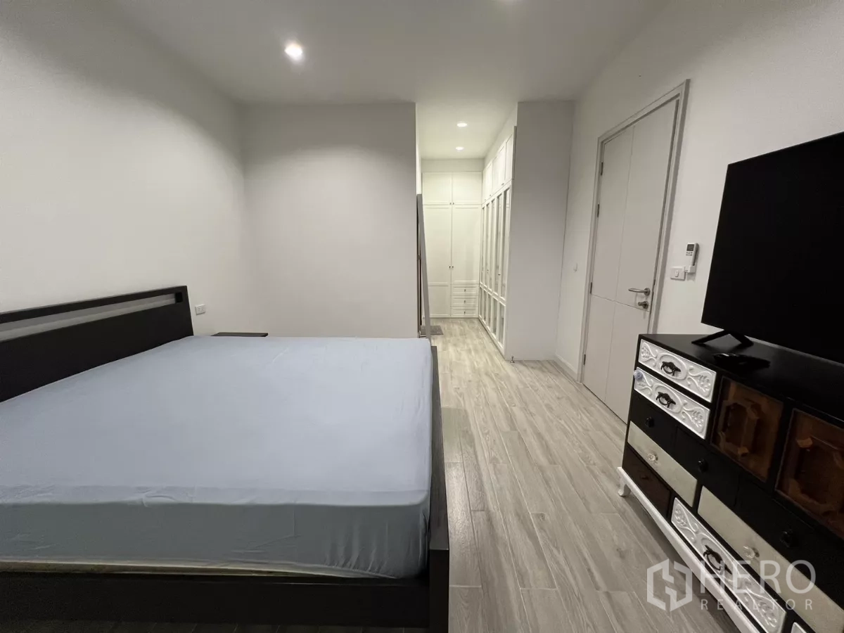 คอนโด ให้เช่าในBang Kapi, Bangkok - มุมมองไปยังวอล์กอินโคลเซ็ตในห้องนอนใหญ่