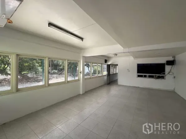 คลังสินค้า ให้เช่าในPak Kret, Nonthaburi - ห้องสำนักงานสว่าง พื้นกระเบื้อง และหน้าต่างรอบด้านมองเห็นต้นไม้