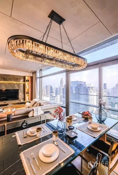 公寓 出租或出售 - 餐桌上方水晶吊灯，临大窗观景用餐。