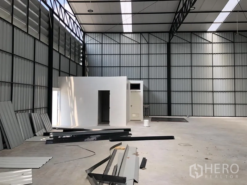 Warehouse for rent in Pak Kret, Nonthaburi - Internal white office and restroom block built inside the metal-clad warehouse.